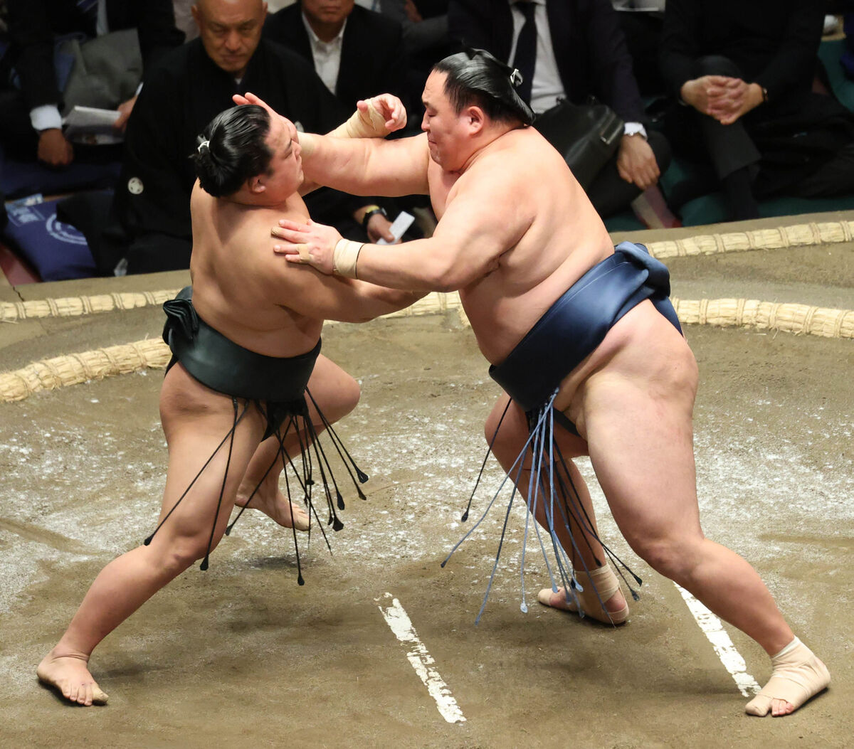 ４０歳玉鷲が元気いっぱい　翠富士を押し出して初日から３連勝