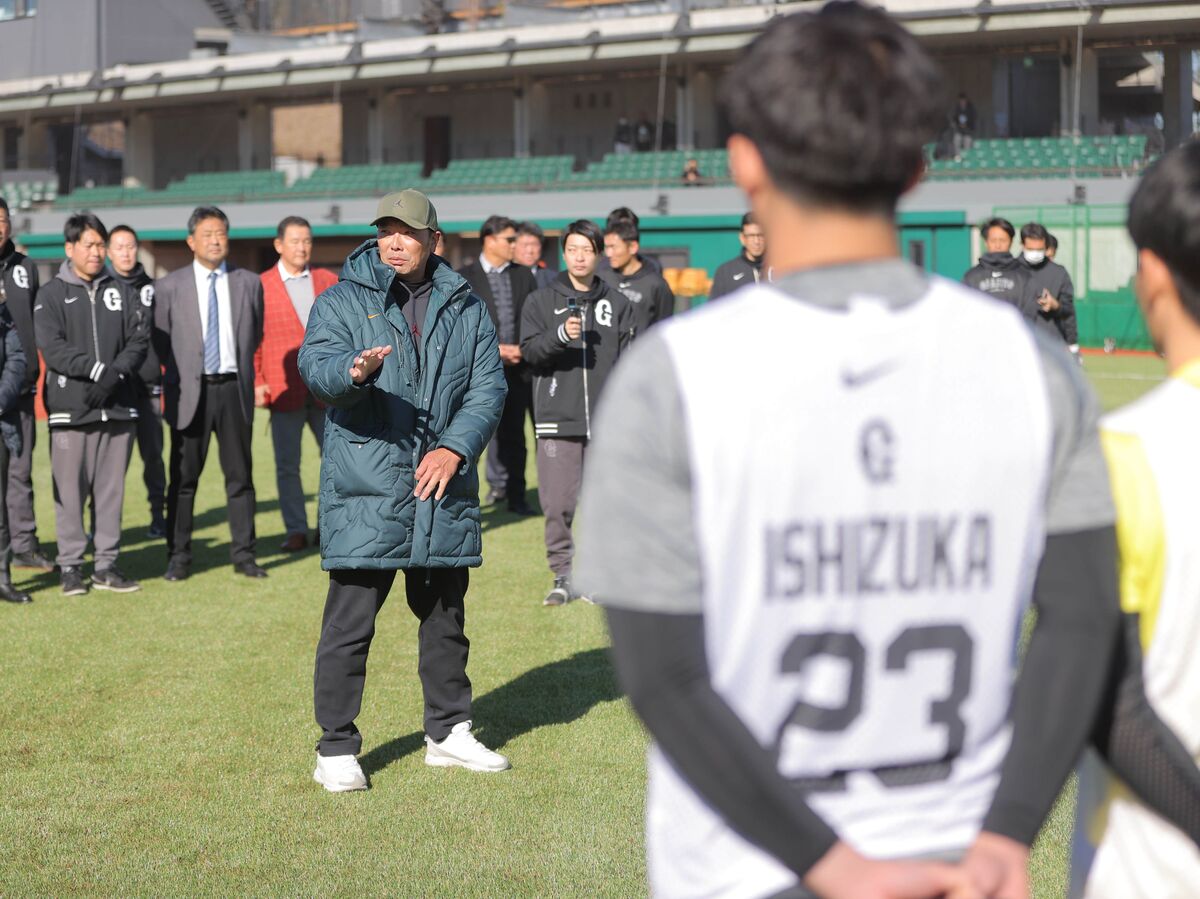 【巨人】阿部監督が新人に訓示「今の気持ちをどれだけ長く持てるか」合同自主トレ初日を視察