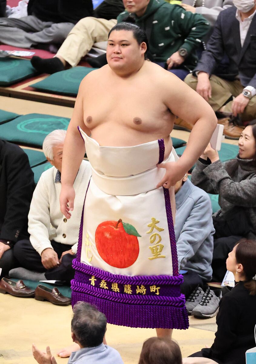 大の里「勝ちを拾った」　初日黒星から２連勝　“初代”大ノ里の故郷、青森・藤崎町の応援団２０人の声援に応える　