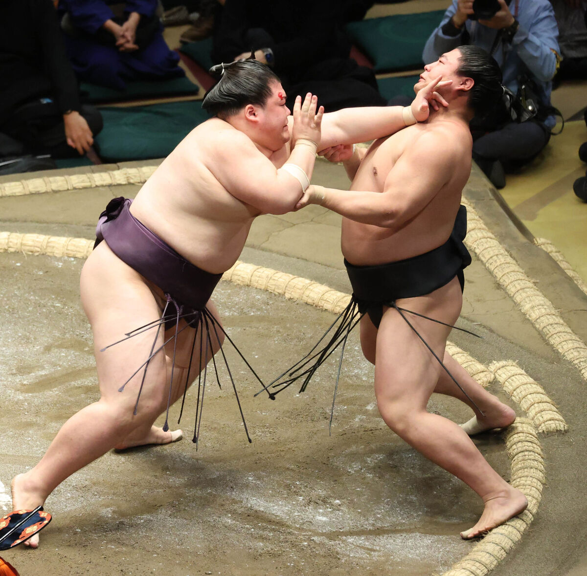 王鵬、初日から３連勝　過去１勝６敗の若元春を突き倒し「対戦成績、気にしたことない。土俵に上がったら一緒」