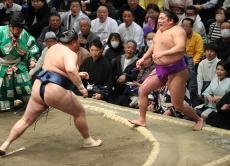 玉鷲に軍配　３戦全勝同士の対戦　吹っ飛ばされた尊富士は苦笑い？