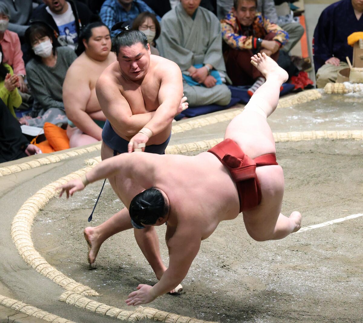 ５５年ぶりダブル綱取り明暗　豊昇龍が４連勝　琴桜は“赤信号”３敗目…２場所連続全休明けの照ノ富士は２敗目