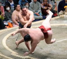 ５５年ぶりダブル綱取り明暗　豊昇龍が４連勝　琴桜は“赤信号”３敗目…２場所連続全休明けの照ノ富士は２敗目