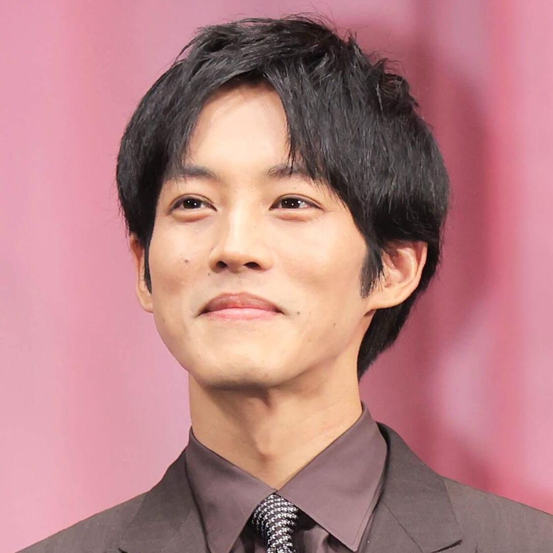 松坂桃李　朝番組での生姿にネット衝撃「えっ！」「知らなかった」「脳がバグる」戸田恵梨香と結婚４年