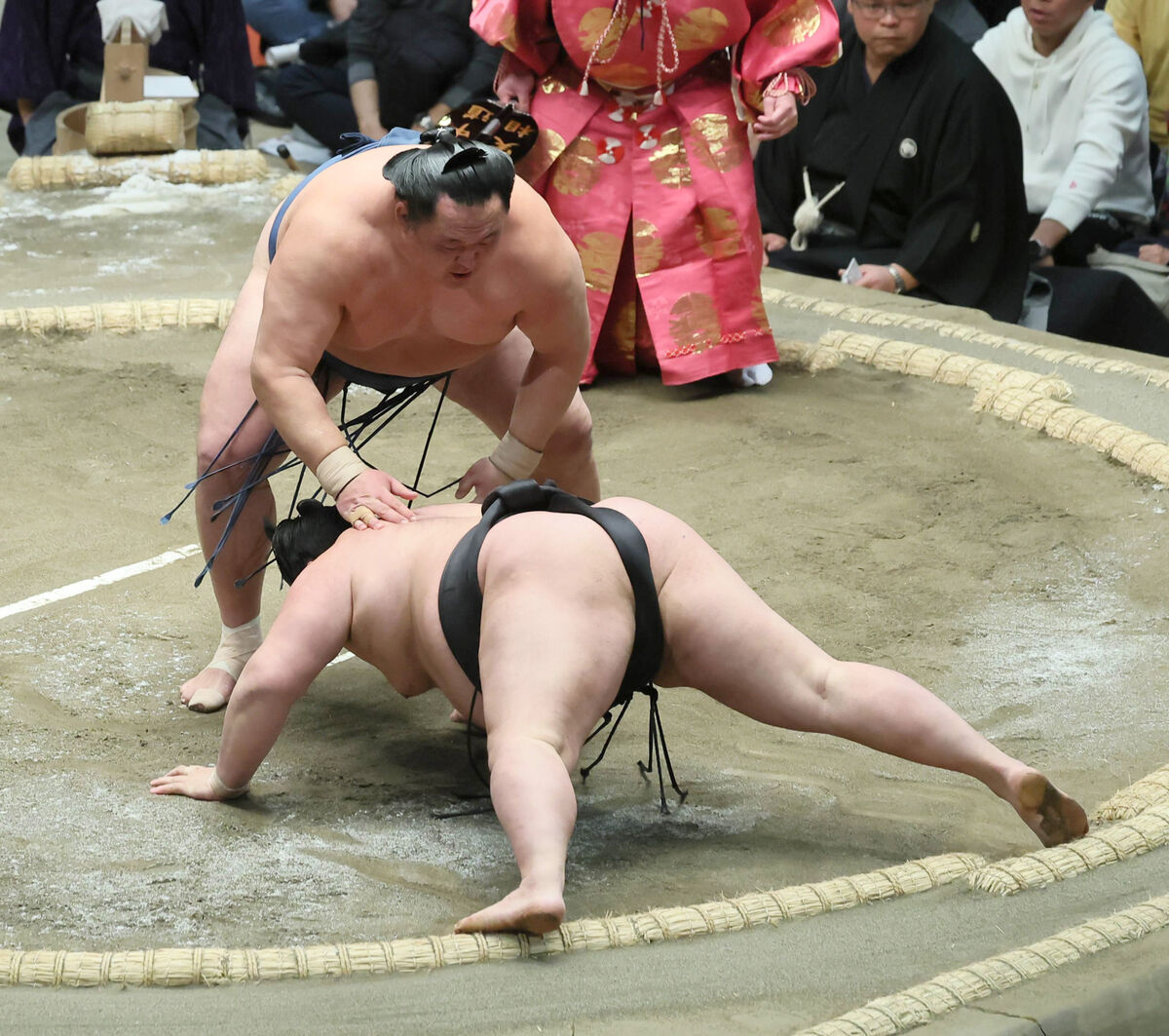 玉鷲が５連勝　４０歳の大ベテラン、すさまじい圧力で明生を下す