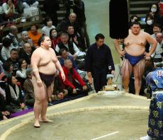 王鵬が大の里を破り、５連勝　土俵際の逆転で全勝守る