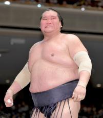 横綱・照ノ富士は膝と腰を痛めて欠場　伊勢ヶ浜親方「右膝が腫れて曲がらない状態」