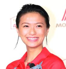 榮倉奈々　水着姿で抜群スタイル「脚なっが」「モアナみたい」「美しすぎる」夫は賀来賢人で２児のママ