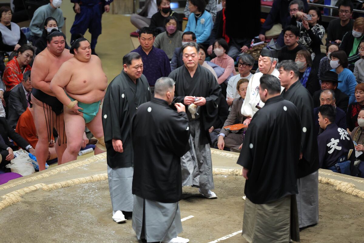 琴桜と熱海富士の一番で珍事　勝負がつく前に審判が手を上げる　「やり直し」に