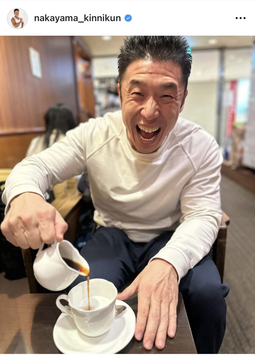 なかやまきんに君、喫茶店での筋トレ方法を紹介！？“ミルクにコーヒーを入れる”筋トレ方法とは？