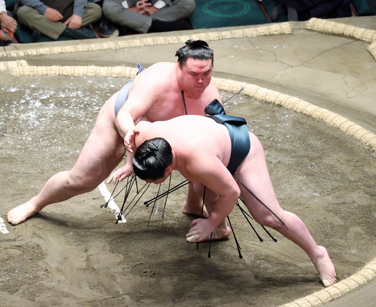 金峰山が初日から７連勝　時疾風を押し倒し