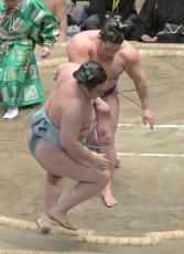 尊富士が１敗を堅持　欧勝馬を力強く押し出す