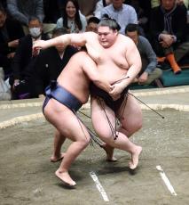 王鵬は大関・豊昇龍に敗れて連勝が６でストップ　八角理事長「そのまま持っていかれた訳ではない。力は付けている」