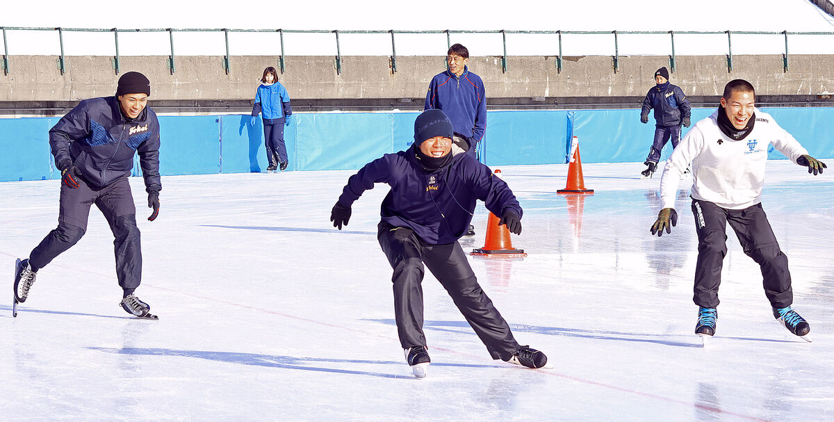 【高校野球】センバツ出場有力の東海大札幌が真駒内でスケートトレ　下半身強化へ氷上練習