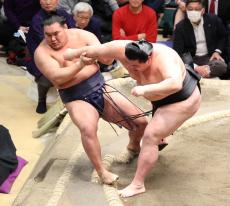 綱取りに臨む豊昇龍が痛恨の２敗目　元大関の正代に敗れる