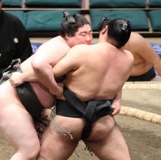 元アメフト戦士・阿龍が４連勝で勝ち越し　立ち合い進化し優勝を目指す