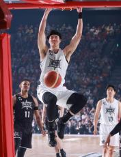 渡辺雄太、オールスター初出場　ＶＳ比江島慎“ガチ”一対一に会場熱狂　富樫勇樹とのコンビでダンクも連発