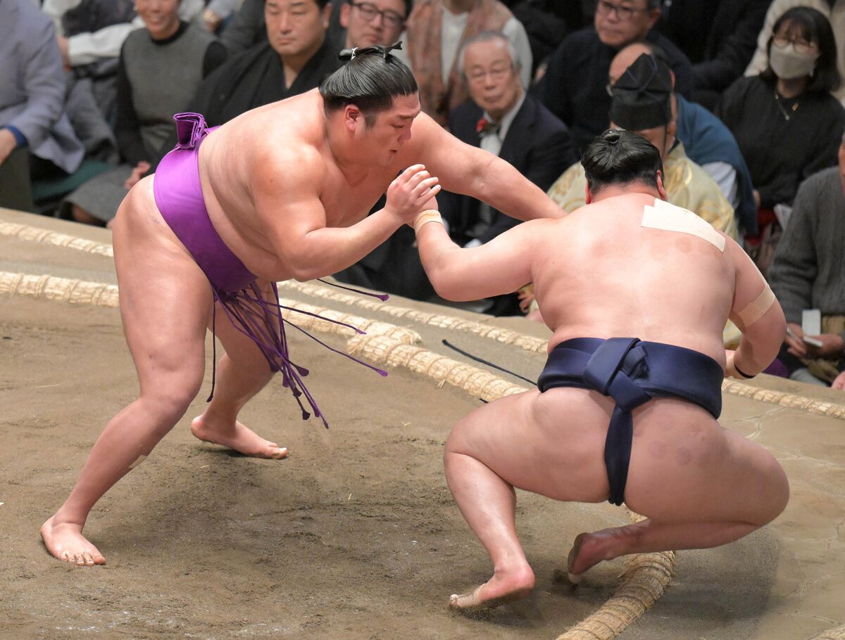 尊富士が１敗を守る　昨年の春場所新入幕優勝の再現狙う　敗れた北の若は右足首を痛めたか、車椅子で退場