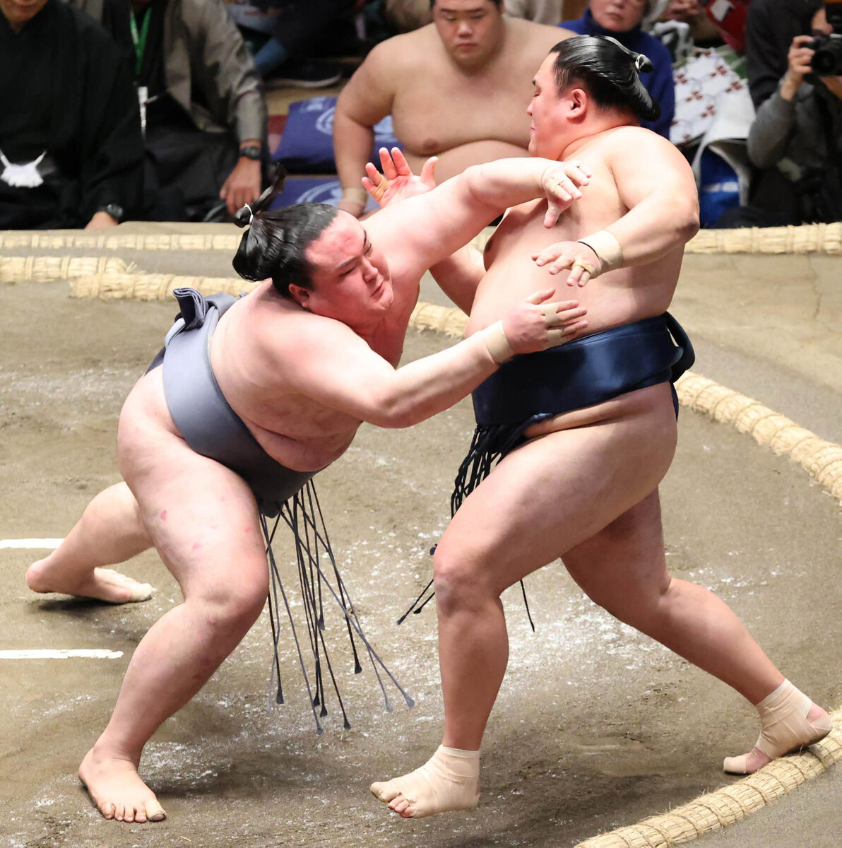 金峰山が勝ち越し一番乗り　「うれしい。大勝ちしたい」　４０歳の玉鷲を破る　