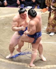 大の里が５勝目　若隆景から初白星