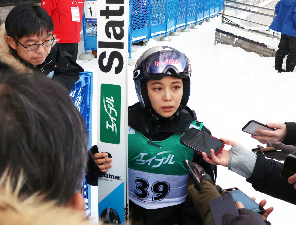 高梨沙羅が女子高生とタッグ　ジャンプ台で環境プロジェクト活動