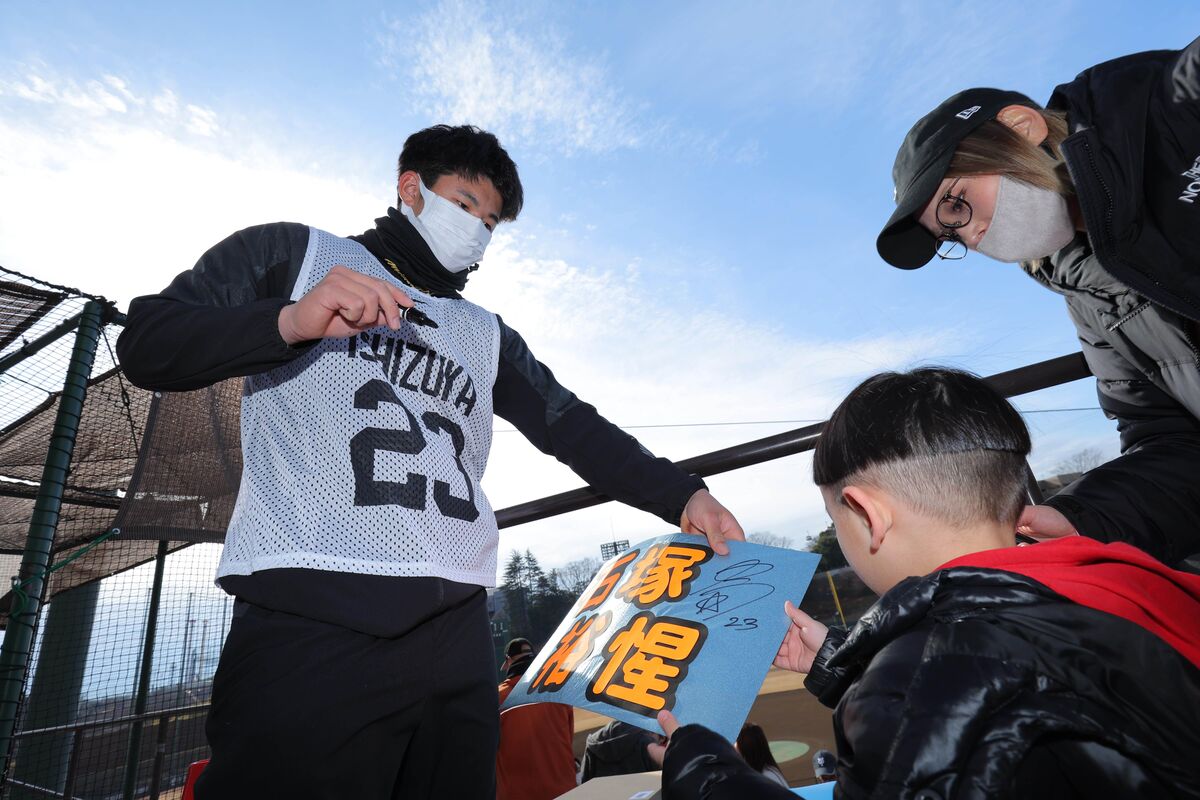 【巨人】 新人選手がサイン会　ドラ１・石塚裕惺「プロになった気持ちになりました」