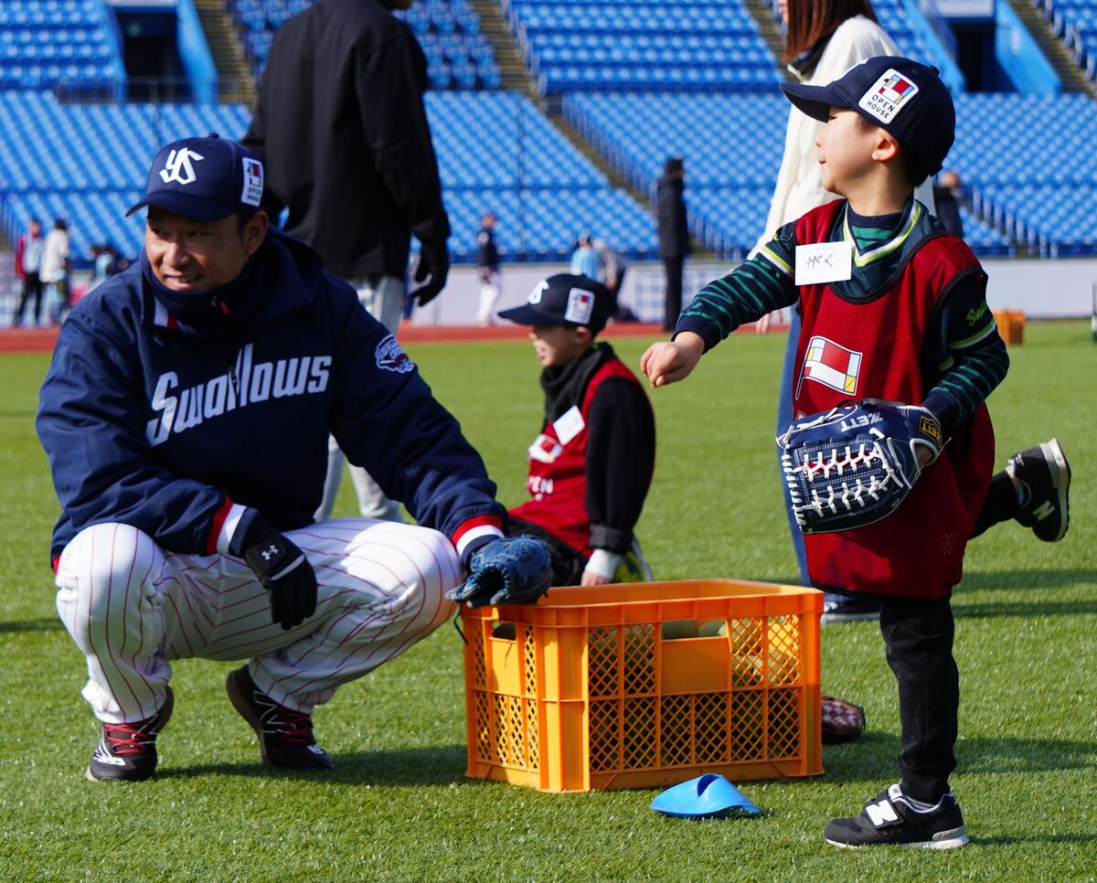 【ヤクルト】アカデミーの度会博文ヘッドコーチ「野球は楽しい」「やる子が増えてくれたら」神宮で野球教室