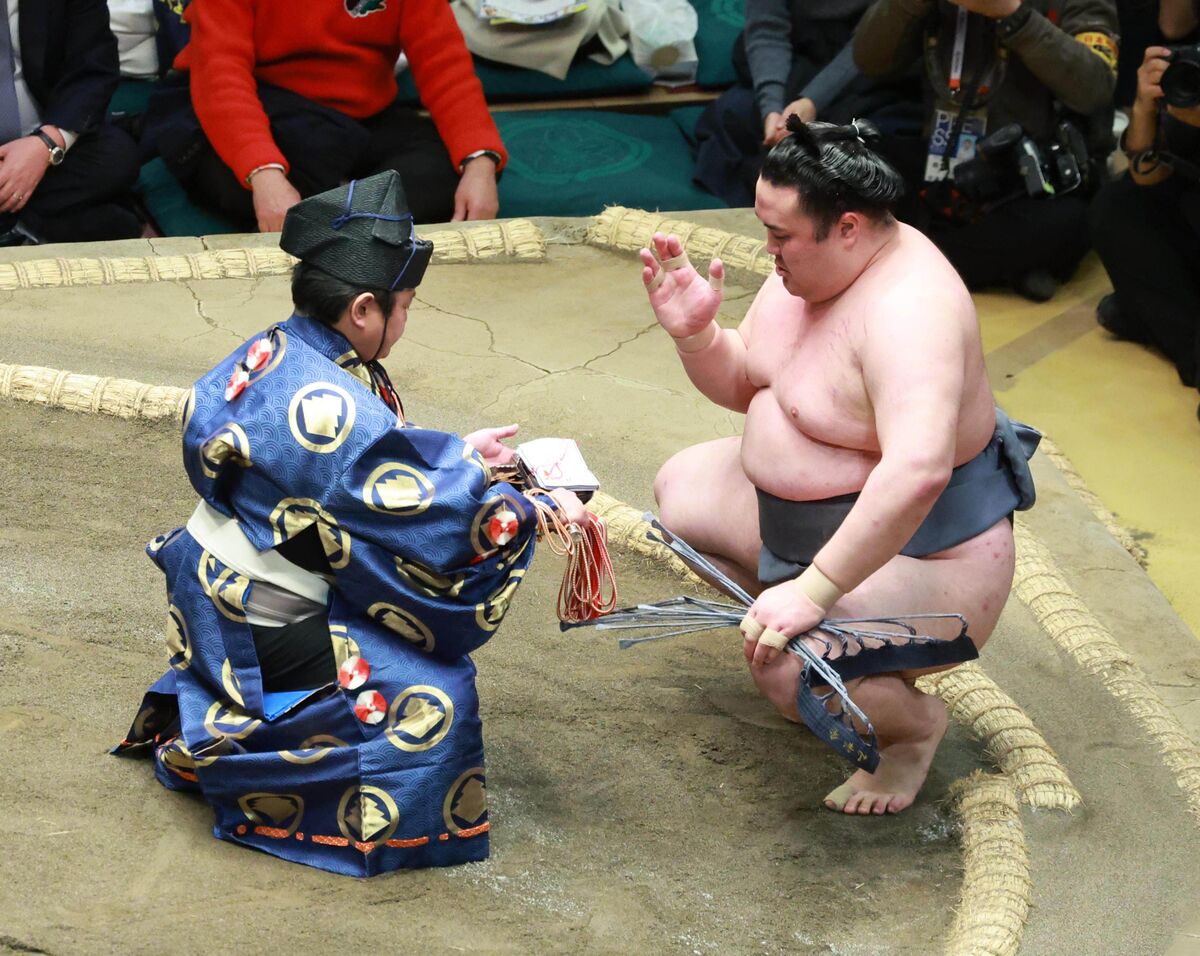 金峰山が全勝キープし、単独トップ守る　１敗で追う尊富士を破る　豪快な小手投げで勝利