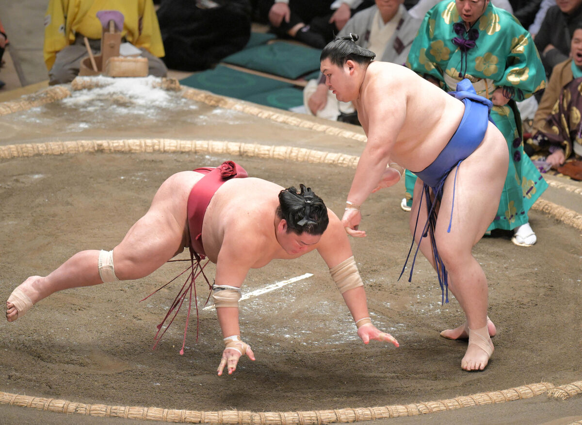 大の里が４連勝で６勝目　大栄翔をはたき込む