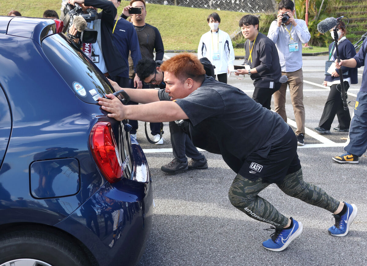 【ソフトバンク】自動車に〝どすこい〟日本人最速３００号へ右の大砲が１トン車を坂道で押し出し！