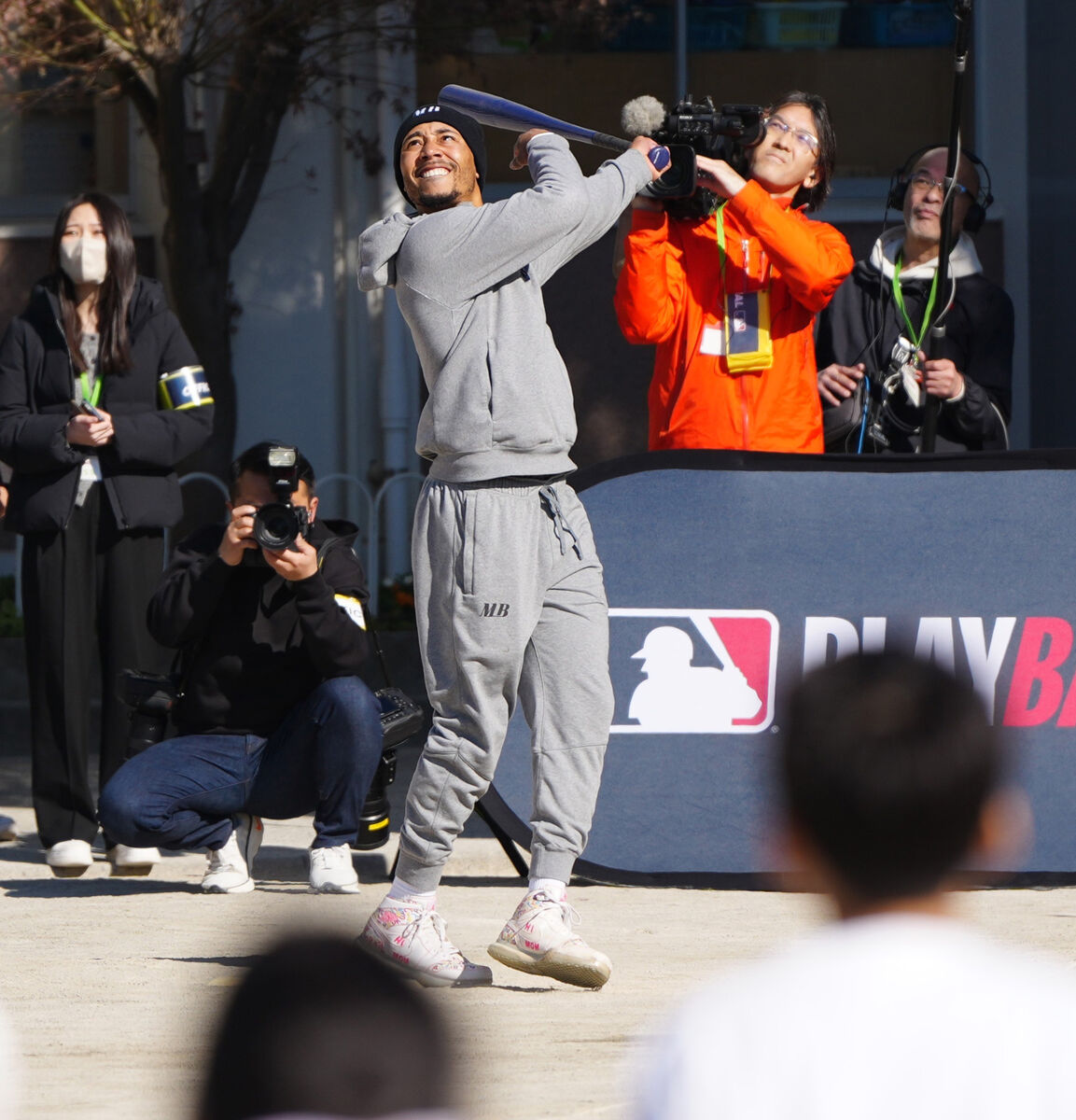 ドジャースのベッツが小学生にサプライズ野球指導　開幕シリーズ活躍を約束「１本塁打＆２勝」