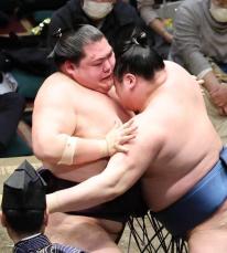 王鵬が２敗を堅持　阿武剋に勝ち３連勝　初優勝へ勢い