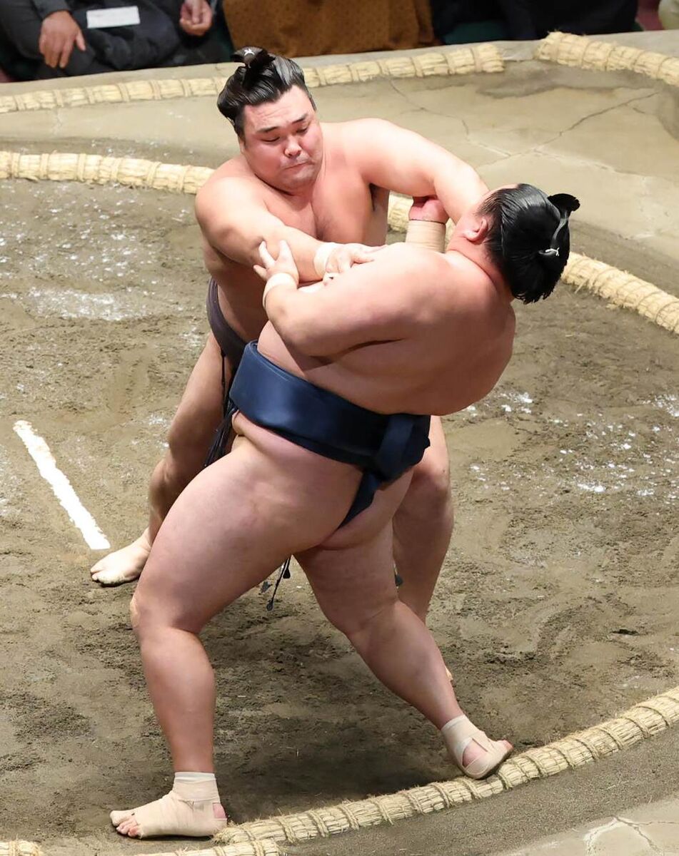 霧島が３連敗から８連勝で勝ち越し　玉鷲を下して３敗守る