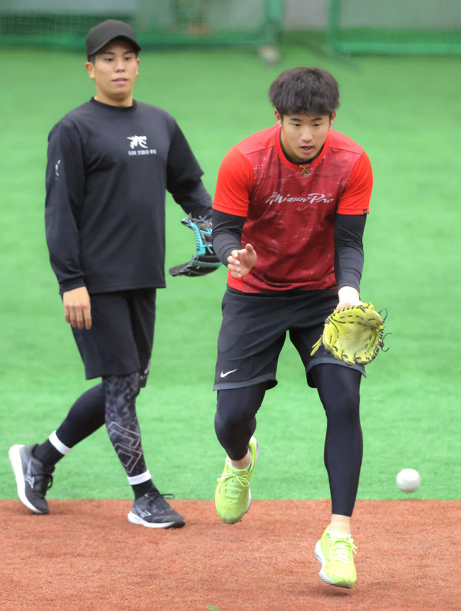 【巨人】ドラ１・石塚裕惺が門脇誠と共演　自ら志願「吹田が打つので、ノックやりませんか」