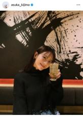 貴島明日香とエア乾杯”できる写真にファン歓喜「一緒に一杯やりたい」「指先まで綺麗な美女」