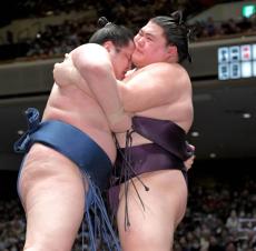 王鵬、粘って９勝目　立ち遅れに、八角理事長「よく我慢した。まわしを取られて残せたのは体があるから」