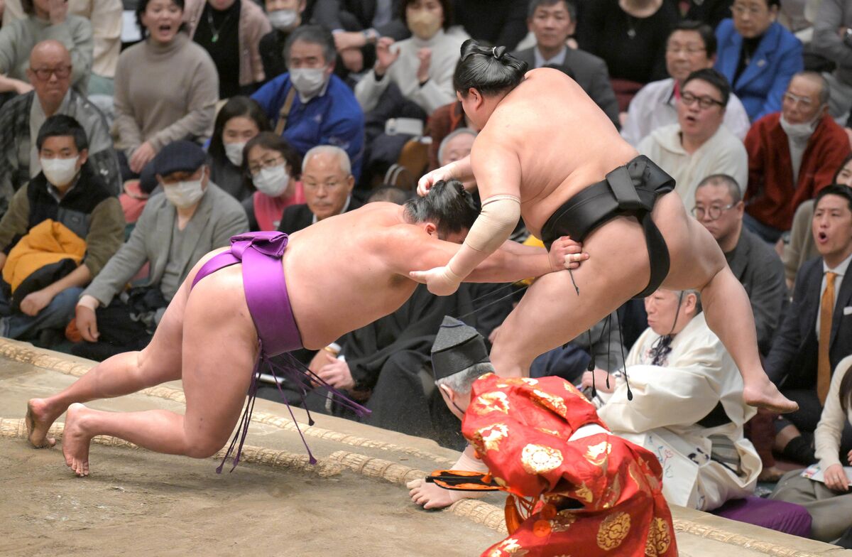 尊富士も３敗を堅持し、優勝争いに踏みとどまる　阿炎に勝利