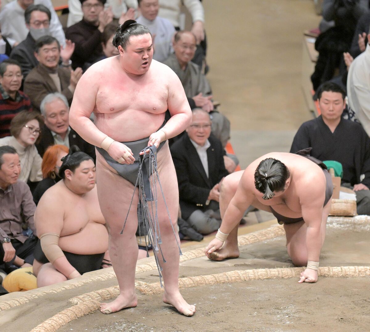 金峰山が霧島を破り、初Ｖに王手　２敗を堅持、千秋楽に勝てば優勝