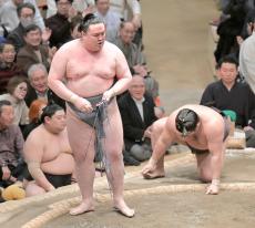 金峰山が霧島を破り、初Ｖに王手　２敗を堅持、千秋楽に勝てば優勝