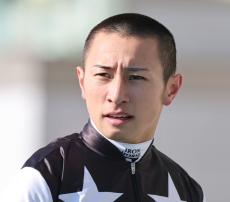 吉村誠之助騎手が頭部負傷のため日曜の８鞍で乗り替わり　前日にゲートで落馬