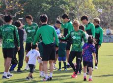 東京Ｖがキャンプ地・名護でサッカー教室を開催…地元の子供約１００人が集結