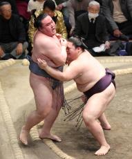 金峰山が敗れる　優勝の行方は、優勝決定戦か優勝決定ともえ戦へ