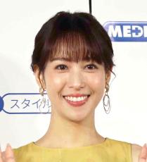 「顔ちっちゃ」鷲見玲奈アナ、白のビスチェワンピで抜群のスタイル披露「そこの場所代わって」と反響