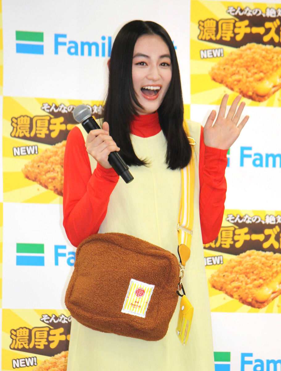 八木莉可子　ファミチキ袋から登場　商品撮影にも挑戦「自画自賛」