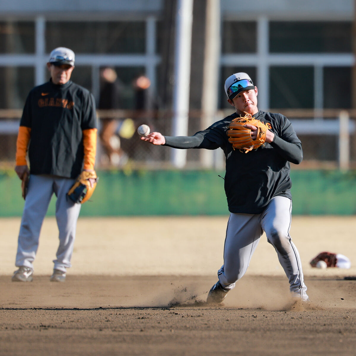 【巨人】ドラ１石塚裕惺は初実戦で失策し試合後に志願のノック　脇谷コーチ「前に攻められたというのはすごく評価」