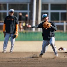 【巨人】ドラ１石塚裕惺は初実戦で失策し試合後に志願のノック　脇谷コーチ「前に攻められたというのはすごく評価」