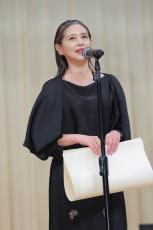 助演女優賞・小泉今日子「エンターテインメントの世界はいろいろなことがあります」…ブルーリボン賞授賞式