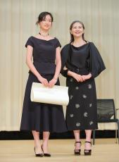 「ふてほど」の“純子”と“キョンキョン”やっと共演　河合優実が小泉今日子にキュンキュン…ブルーリボン賞授賞式