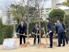 藤岡康太さんの追悼植樹式　兄・佑介騎手は「石碑と桜の木を見て、康太を思い出してほしい」