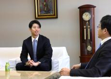 元広島・宇草孔基が出身地の東京・墨田区の山本享区長を表敬訪問、新天地チェコ野球リーグでの目標「首位打者＆優勝」